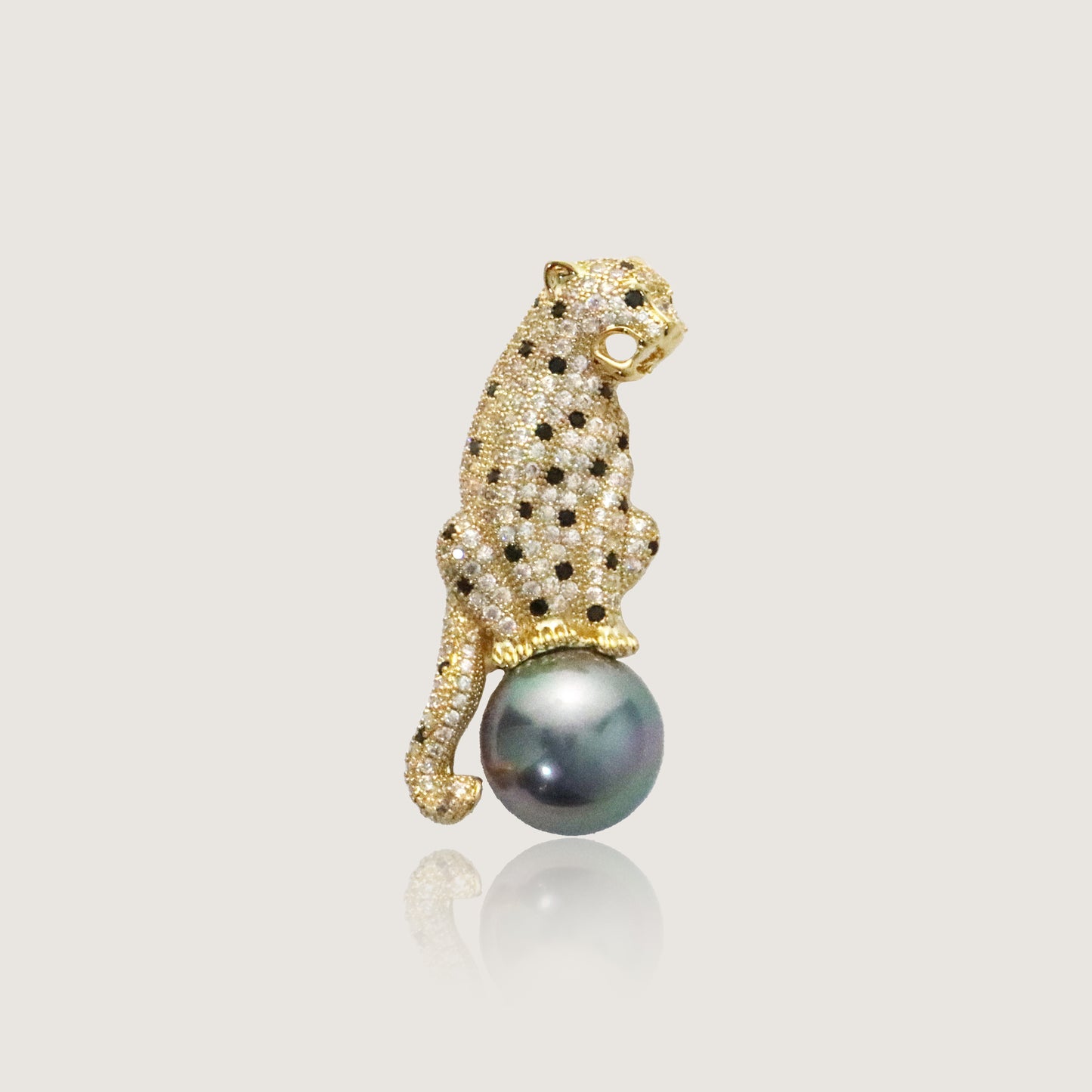 An exquisite leopard-designed brooch adorned with diamonds and a large grey pearl