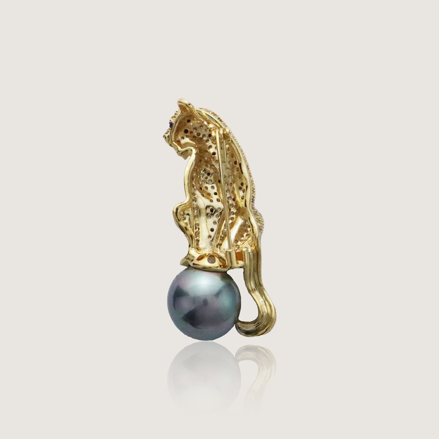 Diamond-encrusted leopard pin with a radiant grey pearl, a sophisticated accessory that adds a touch of wildlife elegance to any attire